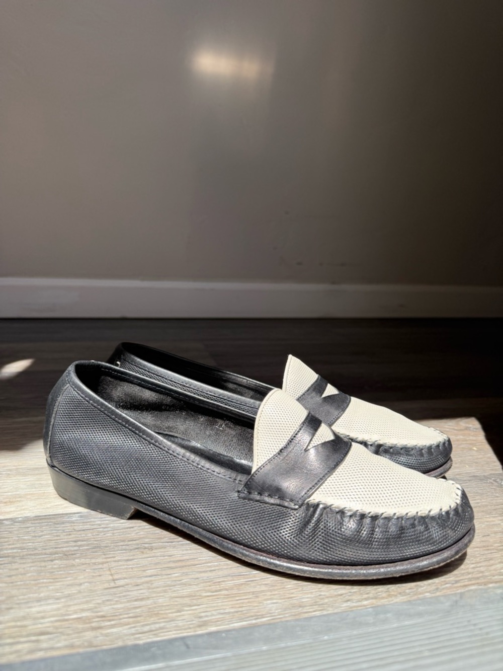 Vintage Cole Haan Two-Tone Black and Cream Women's Loafers Size 9 - Picture 2 of 8